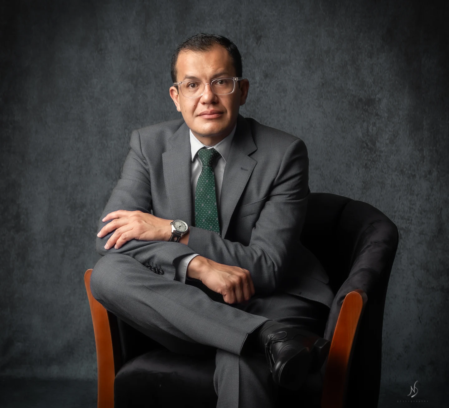 Retrato del Dr. Julio César Sauza Sosa con traje gris.