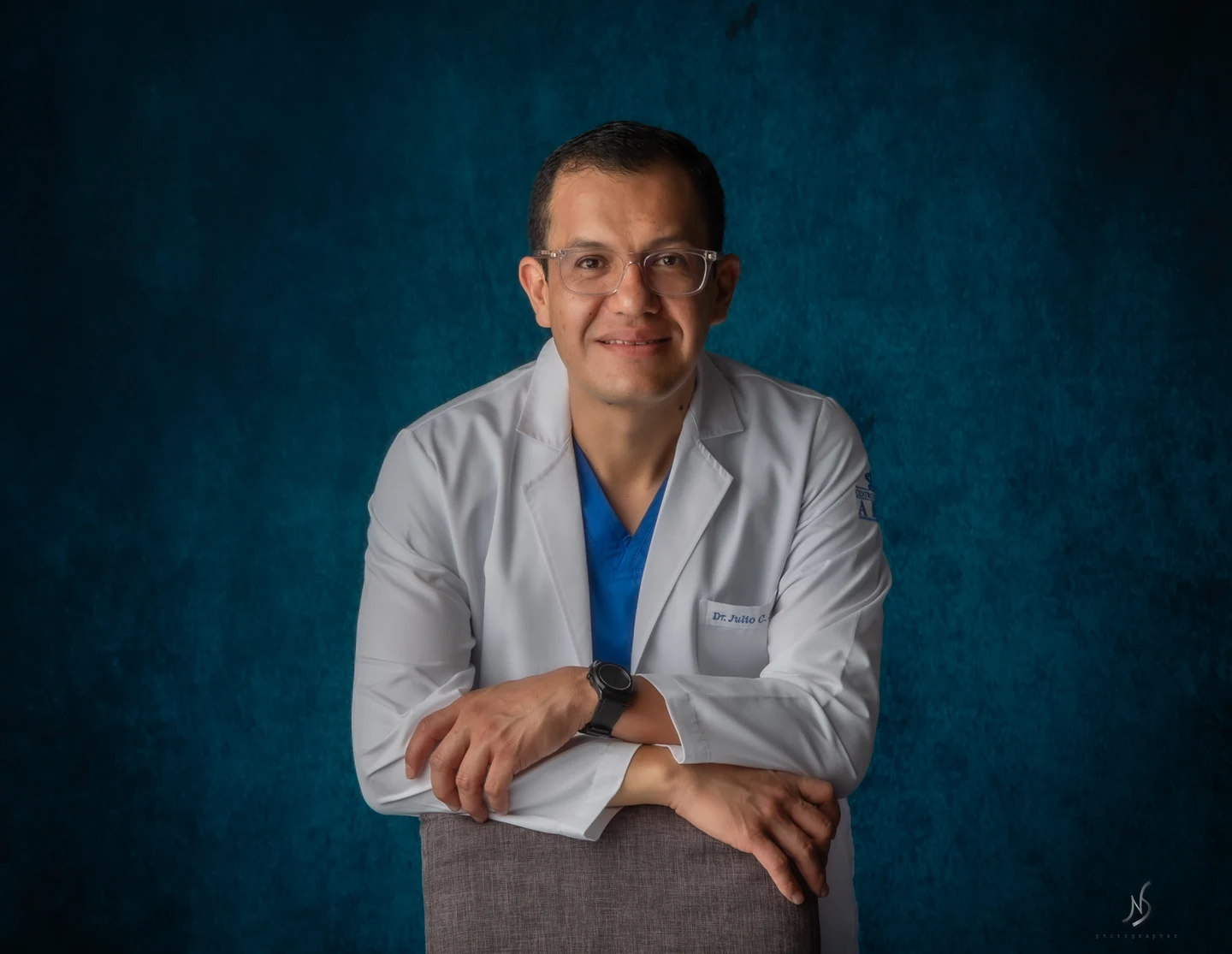 Dr. Julio César Sauza Sosa con bata blanca.
